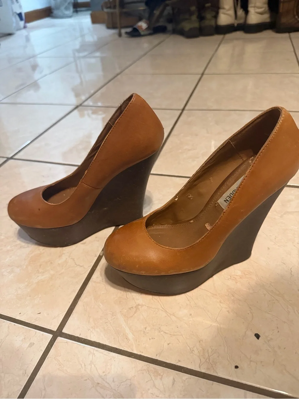 Steve Madden Tan Leather Round-Toe Pumps